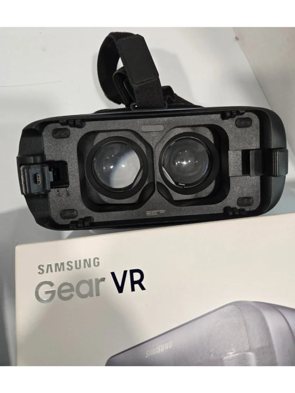 Samsung Gear VR Oculus Virtual Reality Headset SM-R323 Includes Remote